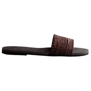 optimizada_4840089 detalle de la suela, sandalias ligeras havaianas