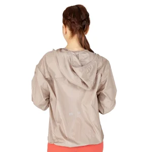 optimizada_4920269 detalle de la chaqueta de lluvia, cierre frontal