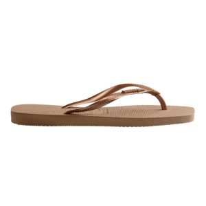 2d7b831c8ede730efca44a16f86b1e64.jpg Logo metálico sandalias slim Havaianas detalle