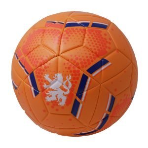 balon de futbol holanda runic en cancha de pasto con detalles